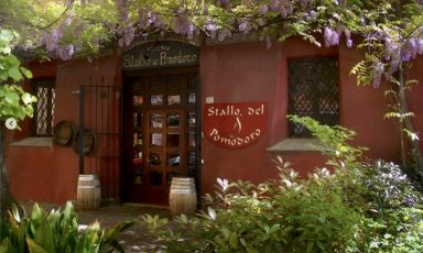 L'ingresso dell'osteria Stallo del Pomodoro, a Modena
