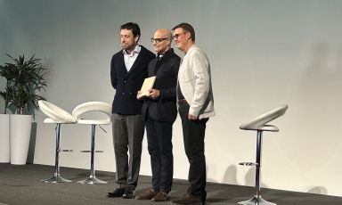 Stanley Tucci, al centro, riceve a Trieste la targa degli Ambasciatori del Gusto, dei quali&nbsp;&egrave; stato nominato associato benemerito. Con lui sono Gianluca De Cristofaro e Alessandro Gilmozzi, che degli Ambasciatori del Gusto sono rispettivamente direttore generale e presidente
