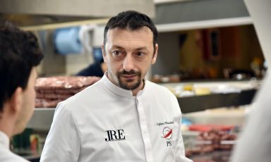 Lo chef Stefano Pinciaroli. Nel 2020 ha trasferito il suo Ps Ristorante alla Villa Petriolo, pochi chilometri da dove stava prima, sempre a Cerreto Guidi (Firenze) ma in aperta campagna, all'interno di una grande tenuta con agriturismo votato al biologico e all'ecosostenibilità
