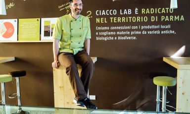 Stefano Guizzetti, bergamasco 36enne trapiantato a Parma dove, laureatosi in agraria nel 2012, si sta dedicando anima e corpo al mondo del gelato. Nel 2014 ha aperto Ciacco anche a Milano, in via Spadari accanto a Peck

