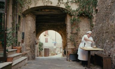 Valeria Piccini in un frame tratto da La quinta stagione, docufilm che racconta cinque grandi protagoniste della cucina italiana. Sarà proiettato in anteprima dell'ambito dell’82ª Mostra del Cinema di Venezia

