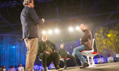 Il palco di PizzaUp 2022: seduti, da sinistra, Francesco Martucci, Ciro Oliva e Simone Padoan dialogano con Sebastiano Barisoni, direttore di Radio24. Foto Thorsten Stobbe
