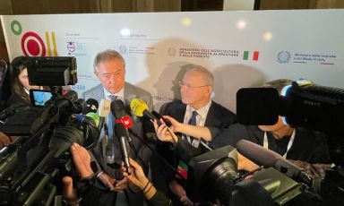 Il Ministro delle Imprese e del Made in Italy Adolfo Urso insieme a Lino Enrico Stoppani, Presidente di FIPE-Confcommercio, per l'apertura della prima Giornata della Ristorazione
