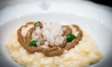 Un risotto cotto in acqua di pomodoro, mantecato con crema di mandorle, crema di lumaca, il suo caviale e gocce di senape di campo: questo è il piatto che Salvatore Vicari, chef e patron di Vicari a Noto (Siracusa), ha scelto di presentarci come ricetta per il 2017
