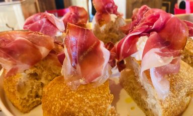 La Pizza Fritta, con Crudo al sale di Cervia, stracciatella e zest di limone: una delle Pizze Contemporane di Francesco Oppido, a Storie DiPinte, Bologna
