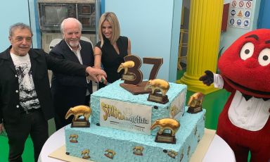 Antonio Ricci, Michelle Hunziker, Nino Frassica e il Gabibbo tagliano la torta firmata Eleonora Signorini di Baunilla per la 37esima edizione di Striscia la Notizia
