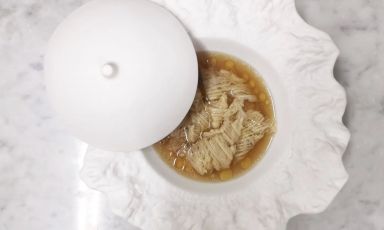 Su Filindeu cotto nel brodo di pecora chiarificato e pecorino di Marina Ravarotto. Sarà possibile gustare questo piatto all'interno del menu che la chef sarda preparerà giovedì 20 marzo a Identità Golose Milano, per prenotarsi clicca qui

