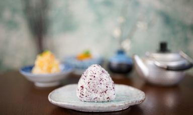 Uno dei golosissimi onigiri proposti da Gastronomia Yamamoto a Milano
