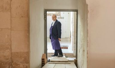 Ciccio Sultano al cantiere del proprio secondo indirizzo, I Banchi, che aprirà a giugno presso i bassi di Palazzo di Quattro, in via dell’Orfanotrofio, sempre a Ragusa Ibla