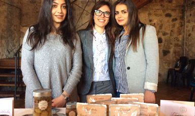Le tre cugine Falso, terza generazione della Frutticola a Summonte in pieno Parco del Partenio in Irpinia. Da sinistra verso destra: Manuela, Alessandra e Roberta. In prima piano le confezioni da un etto di Castagne del Prete