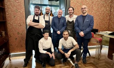 La brigata di Sustanza alla fine del servizio (da sx a dx): Biagio Nardelli, Ugo Tassella, Carmine De Mare, Marco Ambrosino, Salvatore D'Anna. Accucciati, Francesca de Gregorio e Federico Andreini
