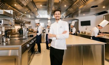 Paolo Griffa nella cucina del suo nuovo Caffè Nazionale di Aosta
