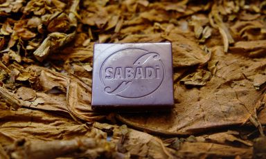 Il primo esperimento fatto da Simone Sabaini con l'affinamento dei cioccolati ha coinvolto il tabacco Kentucky fornitogli dal coltivatore veronese Giancarlo Guzzo
