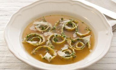 Spaghetti nests, a finger food starter prepared with the leftovers of pasta with vegetable cream (photo by Claudia Castaldi). Reducing waste is a matter of good sense, palate, environment and budget