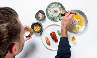 Alexandre Mazzia, tristellato a Marsiglia, termina una delle sue multi-portate: Coda e chela di aragosta blu affumicata e scottata, crescione d’acqua, conchiglie erbacee, succo della testa e chela; poi Capesanta marinata, crescione affumicato, barbabietola, latte di capasanta e granita; infine Cannolicchi, orzo soffiato, condimento sapido e alle alghe marine, egg nog. La foto è di David Girard
