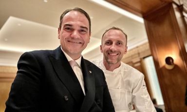 Un'istantanea rubata durante il servizio: il direttore Stéphane Aignel e lo chef Giuliano Sperandio posano sorridenti, mentre spiegano un piatto (in italiano!). La grande accoglienza è uno dei tratti distintivi di Le Taillevent, grande maison parigina
