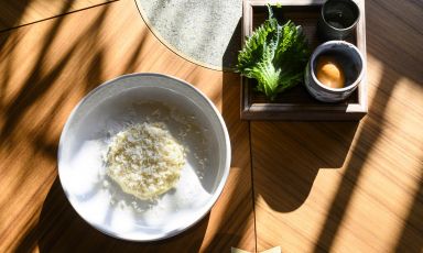 Risotto a mano e gelato ai ricci di mare: è il Piatto del 2022 dello chef Takeshi Iwai del ristorante AALTO, una stella Michelin, a Milano
