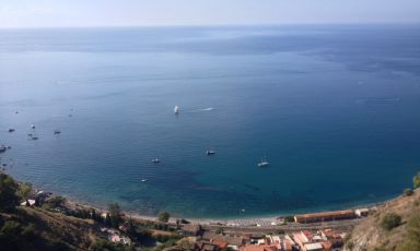 Taormina alta o bassa che sia, sempre splendida è. Certo che spaziare con lo sguardo su un mare così ha pochi uguali, uno di quei momenti che rendono unica una vacanza