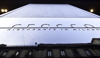 Al Ristorante Cracco di via Victor Hugo 4 a Milano, telefono +39.02.876774, chef e patron coincidono: è il vicentino Carlo Cracco, classe 1965, e un passato al fianco anche di Gualtiero Marchesi e Alain Ducasse. Il ristorante milanese è aperto dal 2001 ed è 55mo nella graduatoria della World 50Best 2012