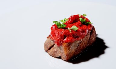 Privato, ovvero ventresca di tonno e sugo di fragole è il Piatto dell'estate 2023 di Lorenzo Ruta, chef del ristorante Taverna Migliore, a Modica in provincia di Ragusa
