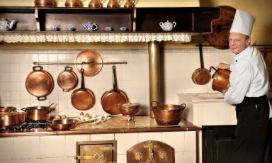 Lo chef Tonino Venica nelle cucine della Tavernetta al Castello di Capriva del Friuli, in una casa colonica attigua al Castello di Spessa. Una bella sosta golosa
