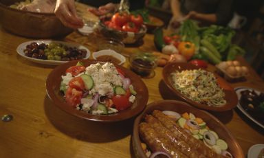 L'alimentazione cretese è un tripudio di vegetali, di erbe aromatiche, poca carne e tanti prodotti caseari, anche accompagnati dal miele, in chiave dolce. L'uso dell'olio è abbondante e questo è vero e proprio simbolo dell'isola di Creta e della sua dieta
