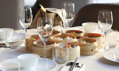 Usiamo una tavola piena degli squisiti ravioli da cui prende nome il Dim Sum di via Nino Bixio come copertina della nostra selezione del meglio della ristorazione cinese a Milano, che ultimamente sta dimostrando di sapersi rinnovare in modo molto interessante 