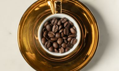 Una tazzina colma di chicchi Panama Geisha, un caffè speciale, probabilmente il migliore al mondo, portato da Paolo Griffa al suo Paolo Griffa al Caffè Nazionale di Aosta
