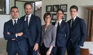 The dining room staff at restaurant Reale Casadonna in Castel di Sangro (L'Aquila), 3 Michelin stars and 84th in the World's 50 Best. Together with the authors of this two-part piece, maître Cristiana Romito (already maître of the year for the Guida di Identità Golose) and sommelier Gianni Sinesi (respectively third and second from the left), left to right there’s Matteo Albanesi, Ileana D'Ercole and Simone Angeletti
