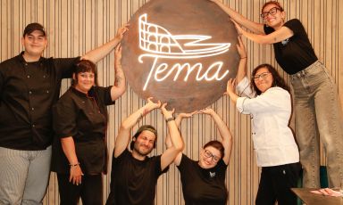 La squadra di Tema, che regge, idealmente e materialmente, l'insegna della pizzeria
