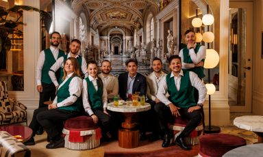 Mattia Capezzuoli, al centro, e il team di bartender del W Lounge
