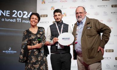 Fabrizio Mellino del ristorante Quattro Passi (Massa Lubrense - Napoli) sul palco di Identità Milano 2024 riceve il premio "Radici Future" promosso da Molino Vigevano dalle mani di Elisabetta Sacchi, Senior Brand manager Molino Vigevano. La motivazione: "È molto più facile che una nuova generazione sciupi il tanto seminato dei genitori. Questo invece è un raro caso di figli che riescono a innalzare ancora di più l’asticella della qualità".
