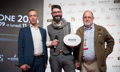 Jacopo Malpeli, chef del ristorante Osteria del Viandante (Rubiera - Reggio Emilia) con Paolo Marchi sul palco di Identità Milano 2024 riceve il premio "Carrello dei Formaggi" promosso dal Consorzio del Parmigiano Reggiano dalle mani di Nicola Bertinelli, presidente del Consorzio Parmigiano Reggiano. La motivazione: "Il carrello dei formaggi per troppi ristoranti rappresenta un capolavoro del passato. Ben venga chi sa invece interpretarlo con visione contemporanea".
