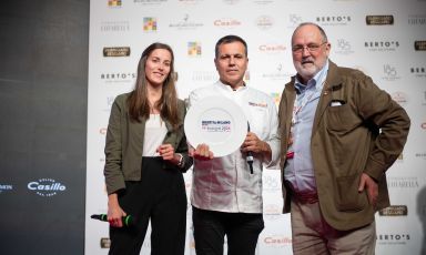 Oriol Castro, del Disfrutar di Barcellona, sul palco di Identità Milano 2024 riceve il premio "Piatto dell'anno" promosso da Piazza dalle mani di Elisabetta Piazza, responsabile marketing Piazza. Con loro è anche Paolo Marchi. La motivazione del premio: "Non un piatto ma un’intera interpretazione per un grande finale pirotecnico di un’esperienza a tavola. Si sogna tra musica e un incalzante procedere fino all’ultimo boccone".

