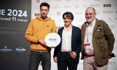 Michele Lazzarini, chef di Contrada Bricconi (Oltressenda Alta - Bergamo), sul palco di Identità Milano 2024 riceve dalle mani di Carlo Scalabrini, ceo di CHS, il premio "Artigiano del gusto" promosso da CHS Group. Con loro è Paolo Marchi. La motivazione: "C’è chi nega in maniera netta che un piatto possa essere pari a un’opera d’arte. Ma di sicuro per tanti il passaggio dal prodotto alla ricetta è un lavoro pari all’artigianato che ci arriva da secoli e secoli di impegno nelle botteghe del gusto".
