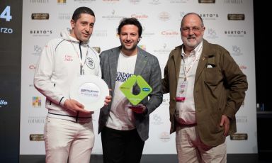 A sinistra, Ciro Salvo della pizzeria 50 Kalò (Roma e Napoli) sul palco di Identità Milano 2024 mentre riceve da Giovanni Amodio, vicepresidente Latteria Sorrentina, il premio "Identità di Pizza" promosso dalla stessa Latteria Sorrentina . Con loro è Paolo Marchi. La motivazione: "La pizza è di certo il piatto più italiano che vi sia. Ma anche il più difficile perché all’apparenza semplice. Premiamo un maestro che ha dato regolarità a ogni sua proposta con un lavoro degno di un certosino".

