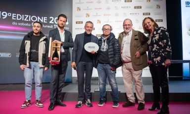 È Giancarlo Perbellini (Casa Perbellini 12 Apostoli, Verona) il "Cuoco dell'anno" per Identità Milano 2024: a premiarlo, nella foto (con Paolo Marchi e una parte dello staff di Perbellini), è stato Alessandro Massano, brand director Bellavista. La motivazione: "Noi di Identità Golose per primi siamo alla costante ricerca di nuovi talenti, però è altrettanto importante premiare chi ha fermato il tempo e sa rinnovarsi e crescere oltre trent’anni dopo aver debuttato in cucina".
