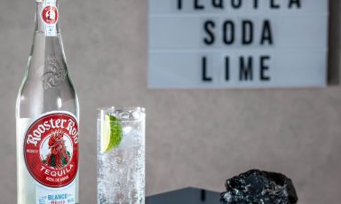 Tequila Rooster Rojo Blanco servita con soda e lime, è uno dei modi più facili di bere il distillato di agave anche a casa.
