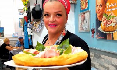 Teresa Iorio e la sua premiata pizza Femmena e Fritta con ricotta di pecora, mortadella, limoni, pistacchi e provola
