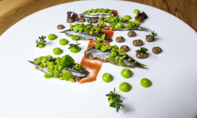 Acciughe in campagna: la ricetta della rinascita di Ninni Radicini, chef assieme a Peppe Barone del ristorante Terrammare
