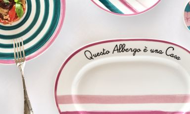 "Questo albergo &egrave; una casa" dice la scritta su un piatto del Terrazza&nbsp;Maraviglia, il ristorante pi&ugrave; casual di Palazzo Avino a Ravello (Salerno), mentre all'anima gourmet &egrave; riservato il Rossellinis, entrato nella storia dell'alta cucina italiana e oggi ben guidato da Giovanni Vanacore
