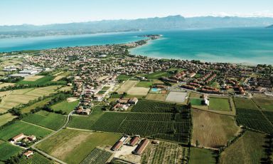 Lo splendido territorio del Lugana, a cavallo tra Lombardia e Veneto, con il lago di Garda
