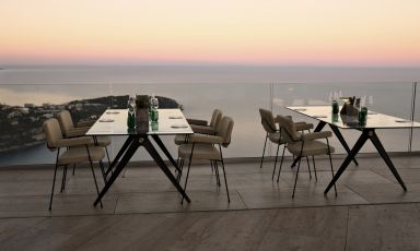 Il panorama al tramonto dal ristorante Ceto, The Maybourne Riviera a Roquebrune-Cap-Martin
