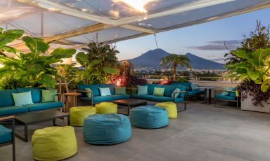 La splendida terrazza del cocktail bar The Roof, situata in cima all'hotel HABITAT 79 Pompeii MGallery Collection, a Pompei (Napoli)

