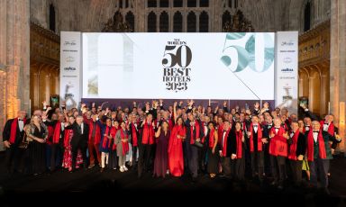 Foto di gruppo al termine della premiazione della prima edizione dei 50 Best Hotels, ieri a Londra

