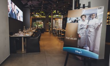 Identità Golose Milano allestita ad hoc per celebrare l'arrivo in Italia della quarta edizione di FX The Bear - Every Second Counts, da stasera - 26 giugno - disponibile su Disney+. L'hub internazionale della gastronomia ospita tre cene speciali ispirate alla serie tv, dal 27 al 29 giugno. Tutte le foto sono di Clara Parmigiani
