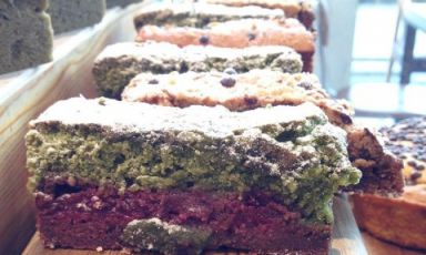La tortina al tè matcha di Lièvita, l'ecelettica pasticceria aperta nell'agosto da Alessandro Battazza in via Emilia 18 a Riccione, telefono +39.0541.645511
