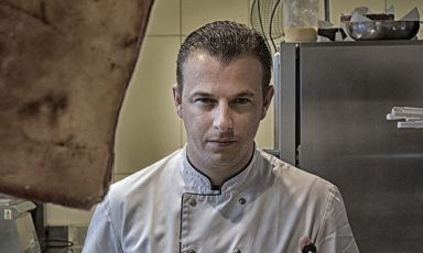 Thomas Locus, chef del Bistro Margaux a Sint-Martens-Bodegem, è uno dei 22 Flanders Kitchen Rebels, cuochi fiamminghi under 35 che stanno rinnovando la gastronomia delle Fiandre. Sarà uno dei quattro protagonisti delle due cene di lunedì e martedì prossimi a Identità Expo 