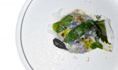Risotto alle erbe selvatiche, foglia di seppia, gel al lime, ossia uno dei piatti che più ci hanno colpito all'Otto Geleng, il ristorante gastronomico del Belmond Grand Hotel Timeo di Taormina, chef Roberto Toro. Foto Tanio Liotta

