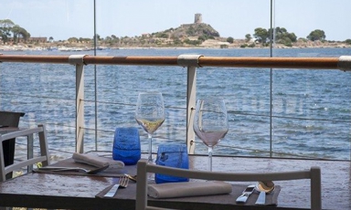La splendida vista dai tavoli di Fradis Minoris, ristorante che sorge in mezzo alla Laguna di Pula. E' uno dei ristoranti selezionati dalla Guida di Identità Golose in Sardegna
